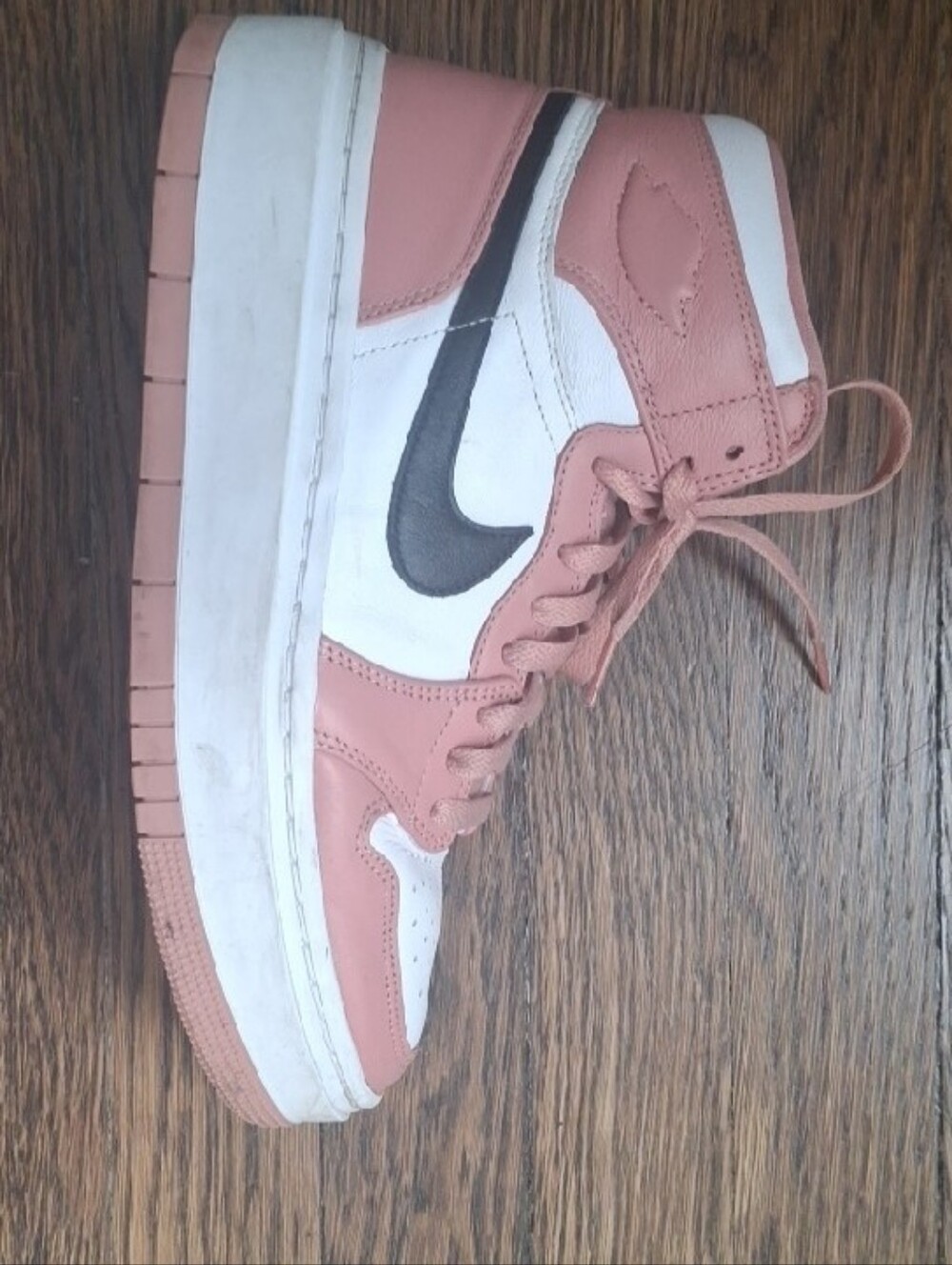 Women’s Jordan 1 in Dusty Pink and White - Picture 6 of 7